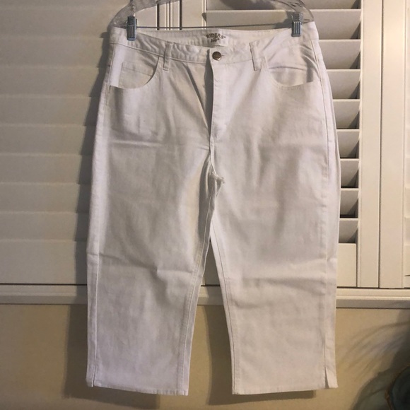 Riders by Lee Denim - Ladies Riders by Lee White Capri Jeans.